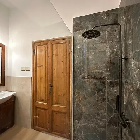 Апартаменты Elegant Steps From The Colosseum Рим